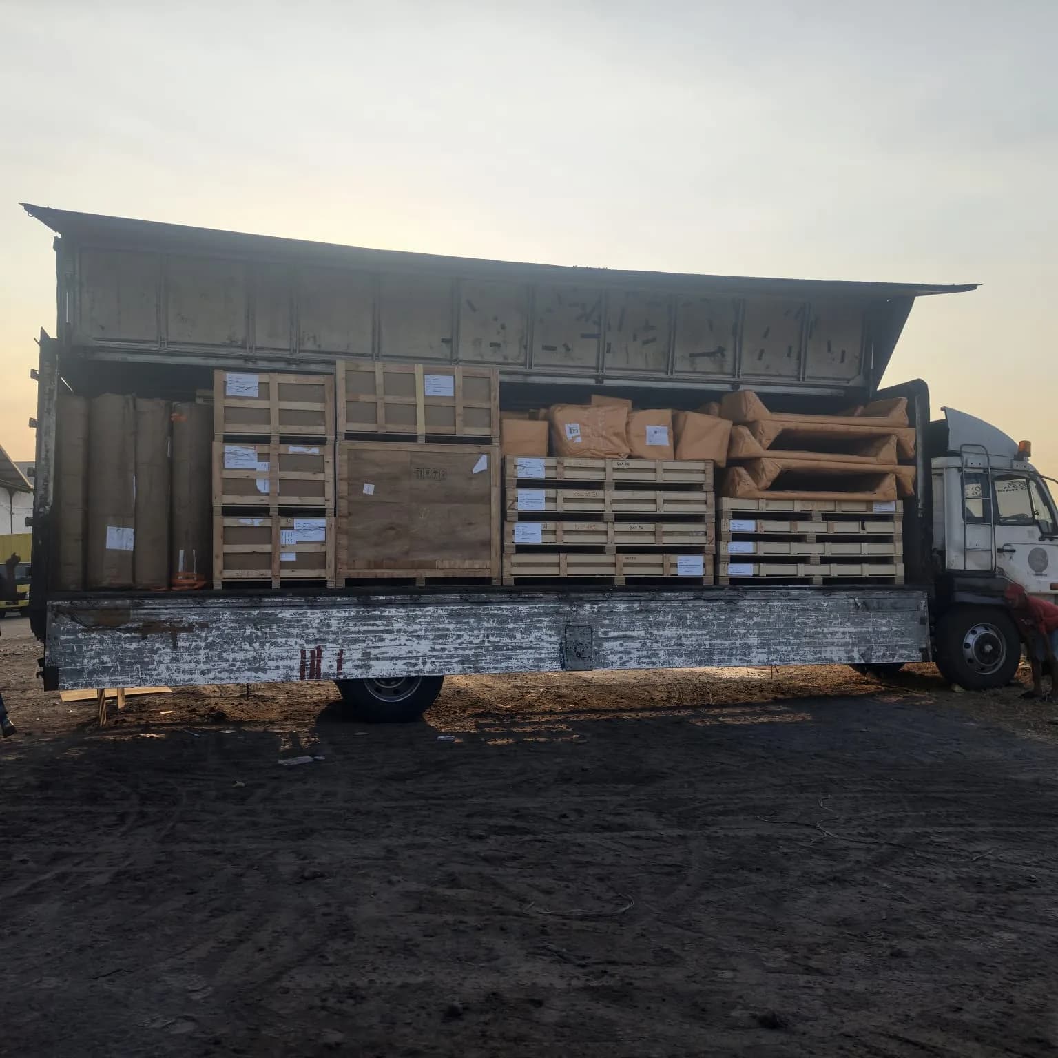 Truk berisi peti kayu dan barang proyek — dokumentasi pengiriman Chindo Cargo